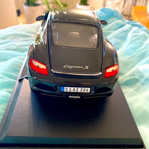PORSHE CAYMAN S SPECIAL EDITION 
1/18 SCALE - Picture 3 of 6